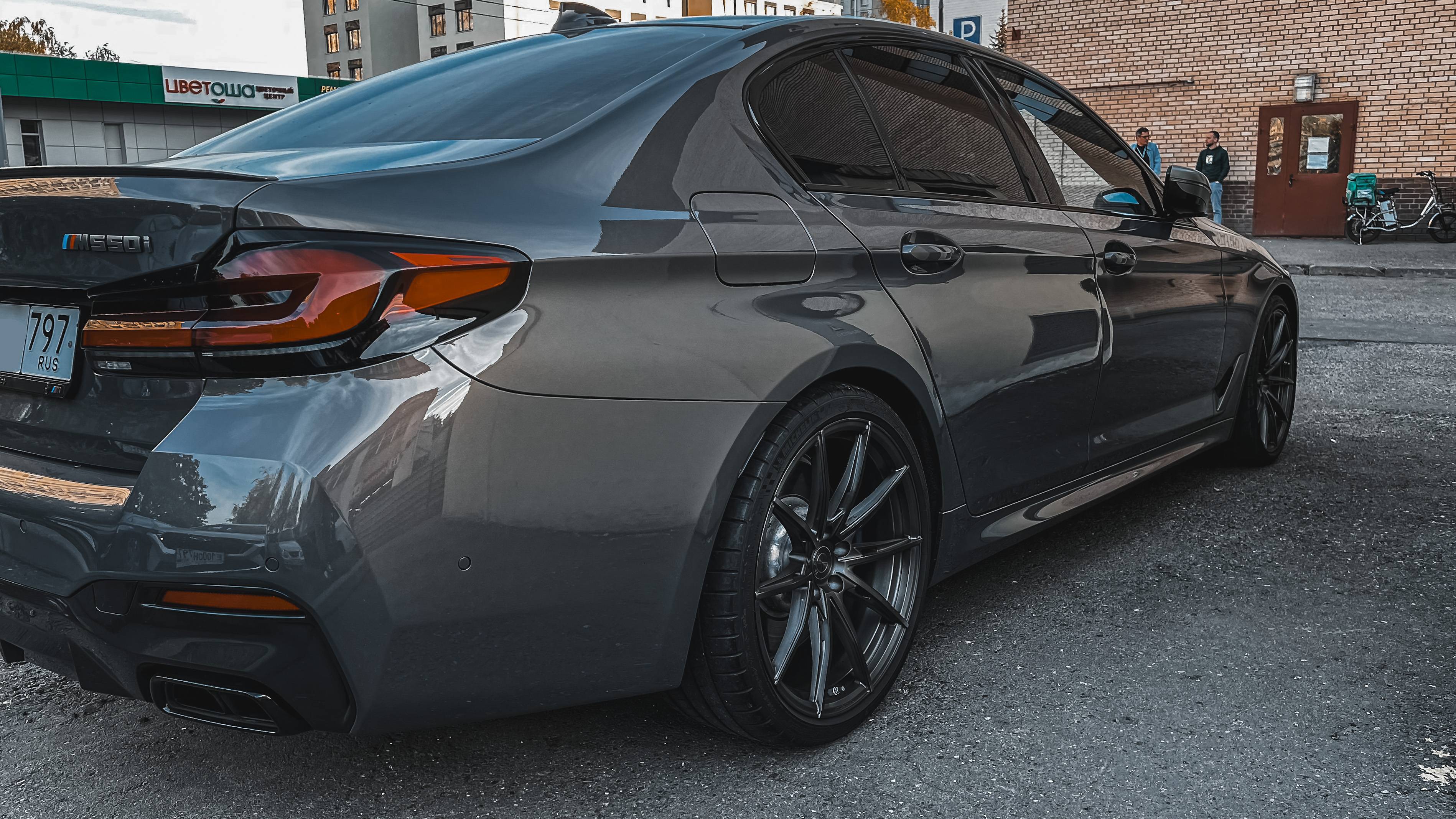 BMW M550i G30 на 20" кованых дисках нашего производства фото 2